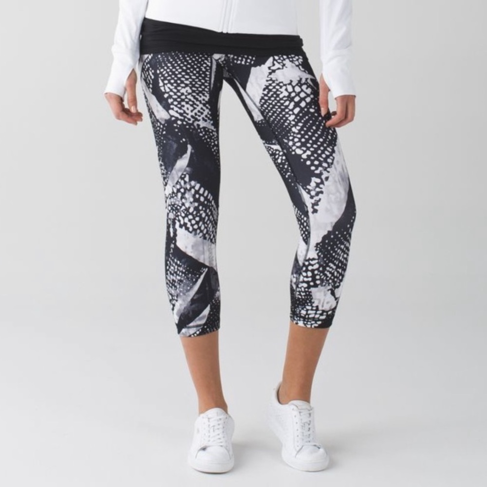 RARE Wunder Under Crop Black & White Patterned size 10